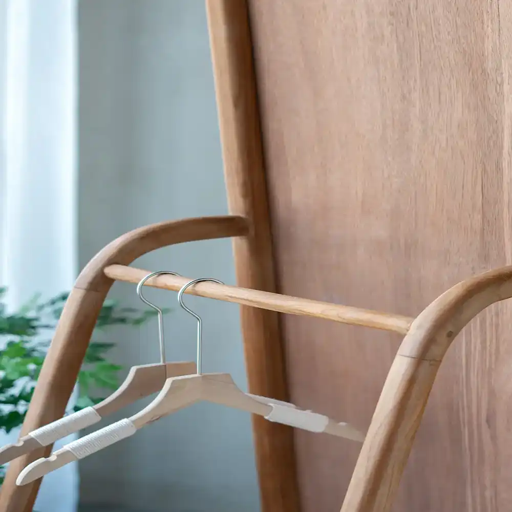 Arched Cheval Mirror & Rattan Shelf (الأناقة المقوسة)