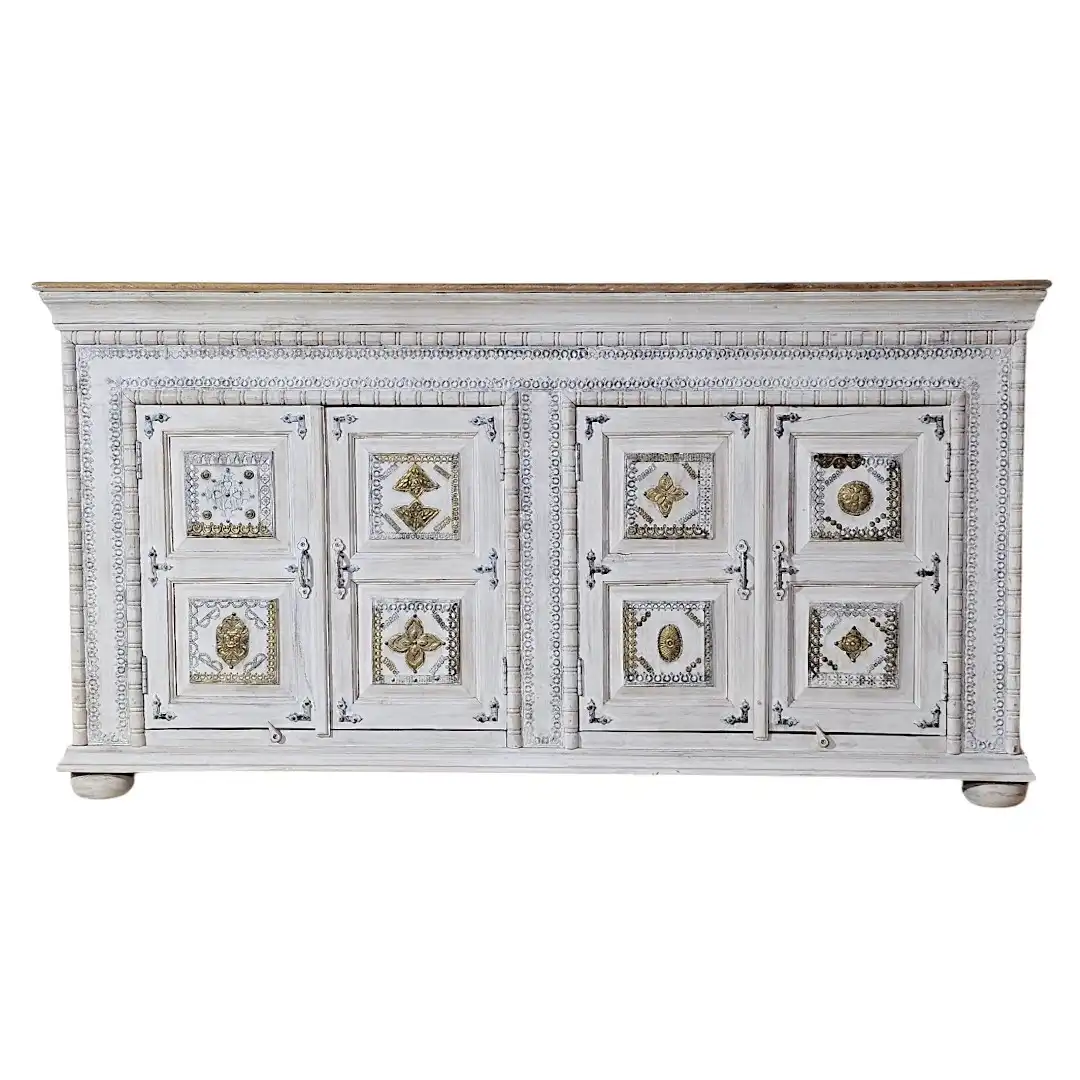 The Marwar Brass-Inlaid Mango Wood Sideboard الميز المارواري الجانبي من خشب المانجو المرصع بالنحاس