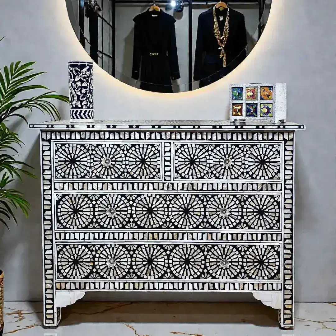 Cassiopeia Commode en Nacre | Étoile Inlay Chest
